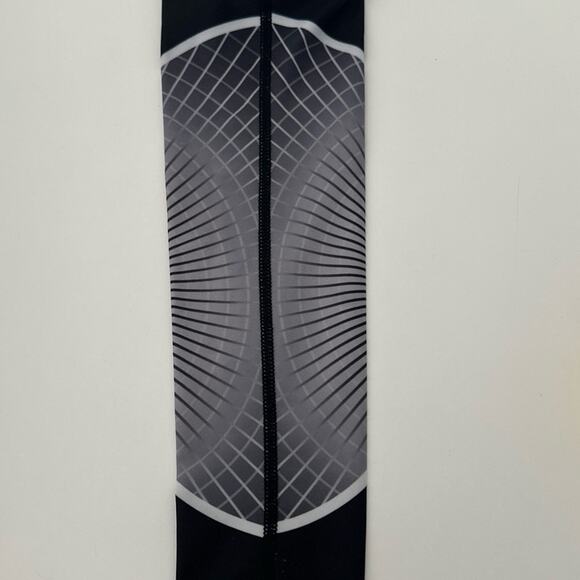 B Driven Youth Large Black/white/gray compression sleeve - Picture 4 of 11